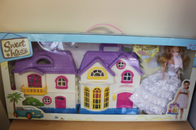 Дом д/куклы 8601-2МК с куклой в кор.  — продажа оптом и в розницу в интернет-магазине игрушек «Флинт»