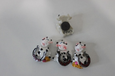 Магнит 8740 Корова с пожеланиями полистоун 4х3см (уп.48)  — продажа оптом и в розницу в интернет-магазине игрушек «Флинт»